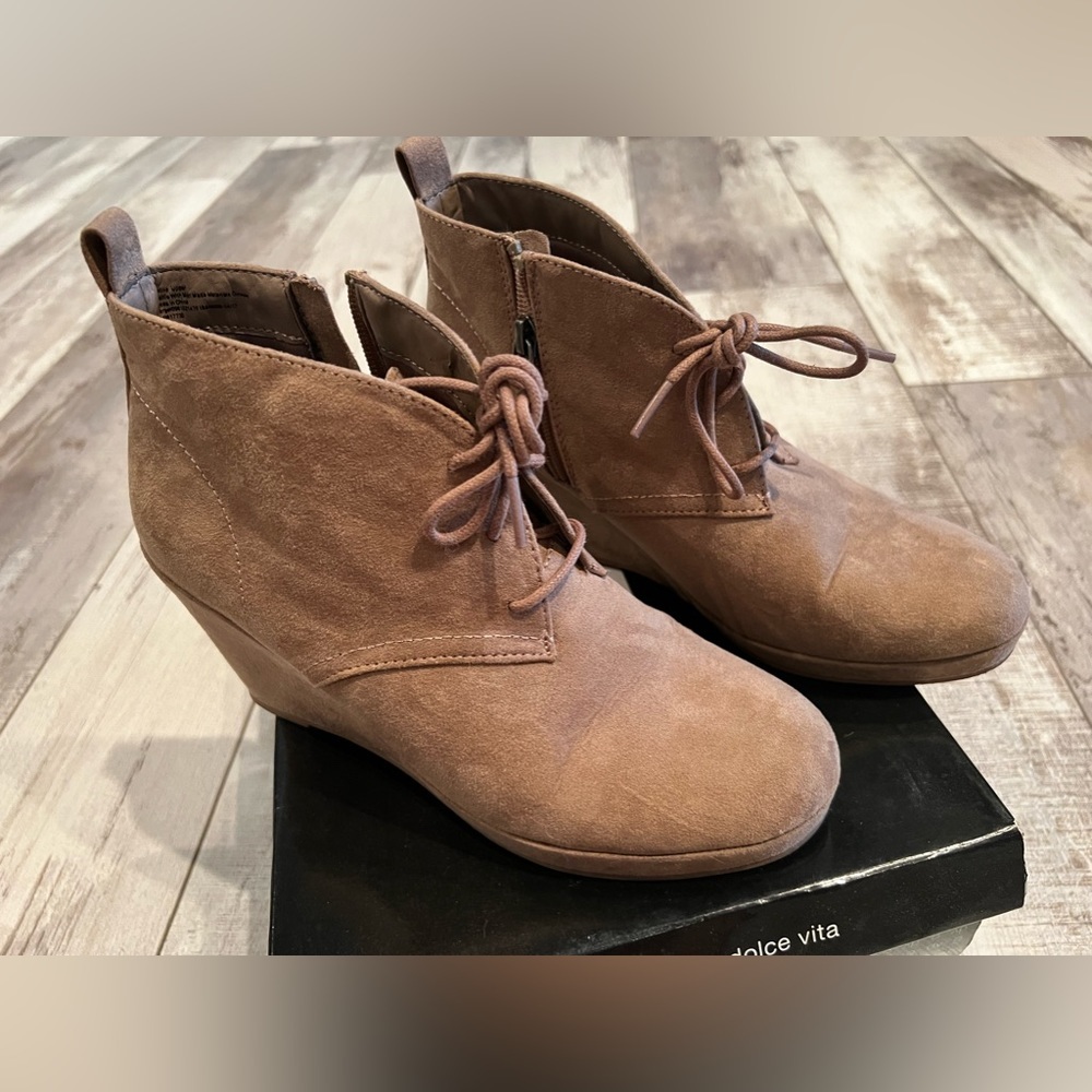 Dolce Vita Light Taupe Terri Size 8 women’s wedge booties.